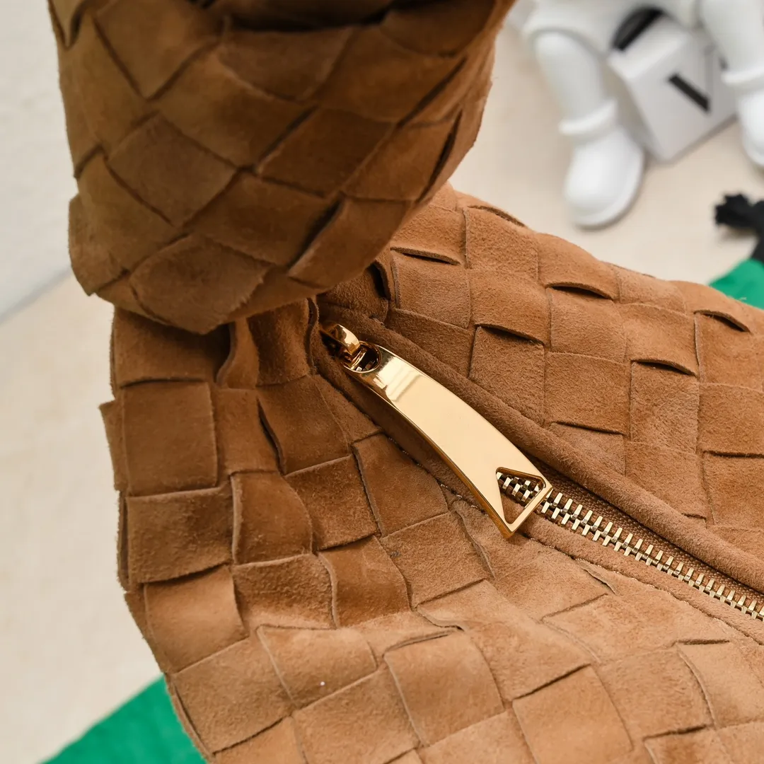Batch 1460 JODIE Sheep Suede Medium size comes out of Huo~ It is much more practical than small size. The shape is still fashionable and good-looking. Made of classic Yangjin weaving. The iconic weaving has always been the most proud design of BV. The soft shape is super suitable for concave shape~ Not only the size has been changed, the quality details are also more refined. The version is more round and Q. The medium size has more styles. It is not only practical and can hold everything, but also can carry Jodie's fashionable concave shape. It’s really both practical and fashionable. It’s awesome! Size: 36x21x13, model: 6697# frosted leather